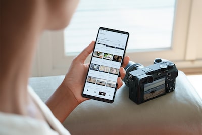 Фотография женщины, смотрящей на фотографии, передаваемые с камеры